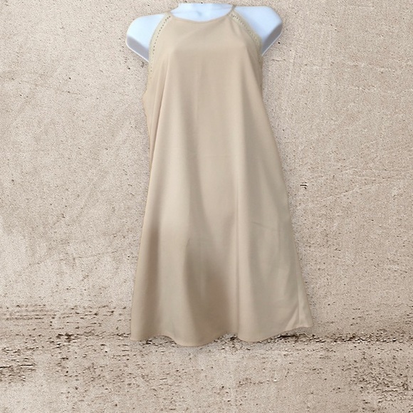 New Gorgeous Sleeveless Dress with beautiful details - Picture 4 of 10